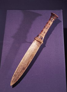 Dolk, från Tutankhamons grav (ca 1370-1352 f.Kr.) New Kingdom (guld och cloisonneverk av halvädelstenar och glas)