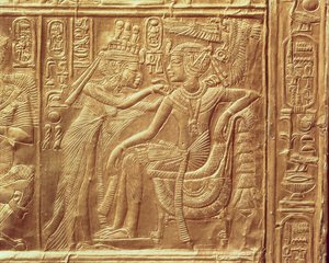 Detalj från Tutankhamons lilla helgedom som visar drottningen som fäster ett halsband runt kungens hals, New Kingdom, ca 1340 f.Kr. (guldpläterad) (se även 228562)