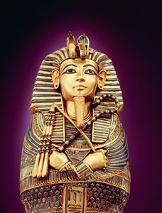Detalj av frontvyn av en av likkistorna, från Tutankhamons grav, Nya kungariket (slipat guld inlagt med färgat glas och kornelian) av Egyptian 18th Dynasty