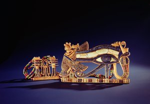Djed-pelare pectoral och wedjet eye pectoral, från Tutankhamons grav (c.1370-1352 f.Kr.) New Kingdom (guld cloisonne med glaspasta) (se även 149410)
