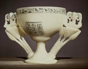 Drickskopp i form av en halvöppen lotusblomma, hittad vid ingången till Tutankhamons grav (ca 1370-52 f.Kr.) Nya kungariket (alabaster) (se även 162302 & 228555) av Egyptian 18th Dynasty