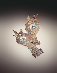 Örhängen med hybridfåglar med vingar av falkar och ankor, från Tutankhamons grav (ca 1370-1352 f.Kr.) New Kingdom (guld inlagt med färgat glas & fajans)