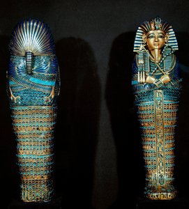 Egyptisk antikvitet: Cisele guldsarkofag brukade innehålla den avlidnes inälvor. Från kassören av Tutankhamun (hela Ankh-amun eller Tutankhamun) (1345-1327 f.Kr.) 18:e dynastin. finns i kungarnas dal, Thebe. 1342 f.Kr. Kairo, egyptiska museet av Egyptian 18th Dynasty