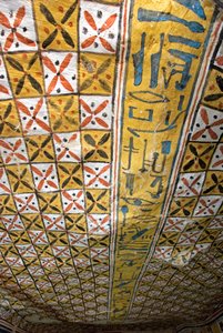 Egyptisk antikvitet: tak dekorerad med geometriska motiv, Tomb of Roy (TT255). 18:e dynasti. Från västbanken av Luxor, Egypten av Egyptian 18th Dynasty