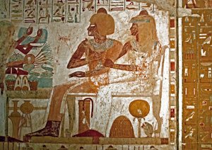 Egyptisk antikvitet: målning som dekorerar graven till Userhat (Ursehat) (TT56) högre tjänsteman i badet (18:e dynastin) som representerar honom med sin fru Mutneferet (Moutneferet) som tar emot offer (halsband, bricka med lotusblomma och mat). Luxor, West av Egyptian 18th Dynasty