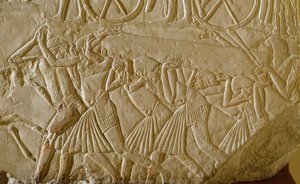 Egyptisk antikvitet: slavar som bar en obelisque under det faraonska Egyptens stora verk. Detalj av en relief från graven av en hög tjänsteman från den sena 18:e dynastin. 1570-1320 f.Kr. Bologna, Civico Museo Archeologico av Egyptian 18th Dynasty