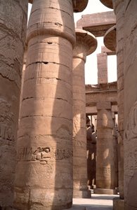 Egyptisk antikvitet: utsikt över kolonnerna i hypostilrummet i Amons tempel. Webbplats för Karnak i Luxor, Egypten av Egyptian 18th Dynasty