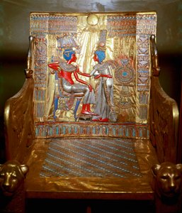 Egyptisk antikvitet: en trone i gyllene trä och målad av Tutankhamon som är en del av faraos Tresor. Representation av drottning Ankhesenpaaton (Ankhesenpaamon, Ankhesenamon) som masserar med olja axeln på sin bror och hustru Tutankhamun under th av Egyptian 18th Dynasty