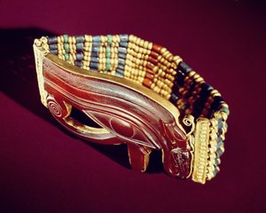 Flexibelt pärlarmband, från Tutankhamons grav, New Kingdom (guld och karneol med guld, fajans och glaspärlor) (se även 391011 & 391013)