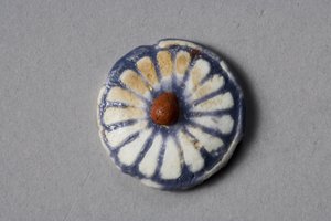 Blommig rundell, Amarnaperioden, 1353-37 f.Kr. (fajans)