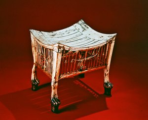 Fotpall som användes av barnkungen i början av hans regeringstid, från Tutankhamons grav, Nya kungariket (målat och förgyllt trä) (se även 149411)