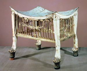 Fotpall som användes av barnkungen i början av hans regeringstid, från Tutankhamons grav (ca 1370-52 f.Kr.) Nya kungariket (målat och förgyllt trä) (se även 391015)