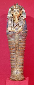 Framifrån av en av likkistorna, från Tutankhamons grav (ca 1370-1352 f.Kr.) Nya kungariket (slaget guld inlagt med färgat glas & korneol) (se även 227990-92)