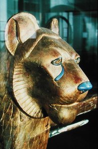 Begravningssänghuvud i form av ett lejon, från Tutankhamons grav (ca 1370-1352 f.Kr.) New Kingdom (stuckat och förgyllt trä)