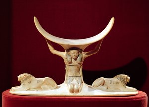 Nackstöd med Shu, den egyptiska luftguden, från Tutankhamons grav, Nya kungariket (se även 391029)