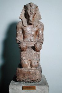 Knästående staty av Amenhotep II (1427-1392 f.Kr.) med vinoffer, från Thebe, Nya kungariket, ca 1450-1425 f.Kr. (granit)