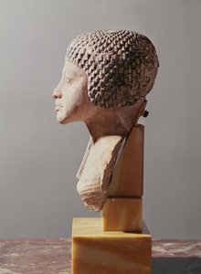 Vänster profil av huvudet av en prinsessa från familjen Akhenaten, Nya kungariket (målad kalksten) (se även 107940, 116813, 370211)
