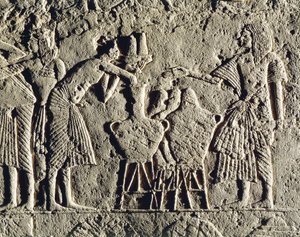 Livet i ett militärläger: arbetare som arbetar med dryckeskontroll (vin och öl), relief från Horemhebs grav i Saqqara, detalj av Egyptian 18th Dynasty