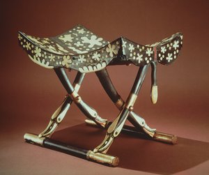 Modell av hopfällbar pall, från Tutankhamons grav, New Kingdom (ebenholts inlagt med elfenben)
