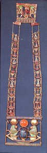 Halsband av den uppgående solen, från Tutankhamons grav (ca 1370-52 f.Kr.) New Kingdom (guld inlagt med halvädelstenar)