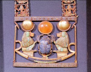 Halsband av den uppgående solen, från Tutankhamons grav (ca 1370-52 f.Kr.) New Kingdom (guld inlagt med halvädelstenar) (detalj av 153788) av Egyptian 18th Dynasty