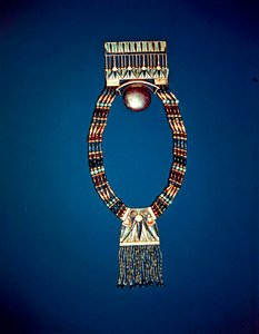 Halsband med månbröst, från Tutankhamons grav, New Kingdom (elektrum, fältspat, lapis lazuli och guldpärlor)