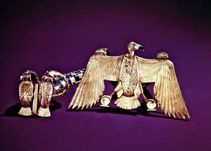 Halsband med gävlehänge, från Tutankhamons grav, Nya riket (guld med inläggningar av lapis lazuli och korallsten) (se även 228214 & 324491) av Egyptian 18th Dynasty
