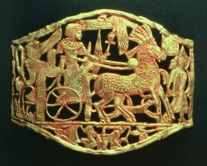 Genombruten plakett eller spänne som visar kungens triumfåterkomst med fångar, från Tutankhamons grav (ca 1370-52 f.Kr.) Nya kungariket (guld) (se även 391017)