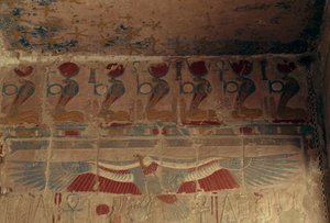 Målad vägg med solskiva, uraeus och gam i Övre Egypten, Hatshepsuts dödstempel, Deir el-Bahari, Theban Necropolis (UNESCO:s världsarvslista av Egyptian 18th Dynasty