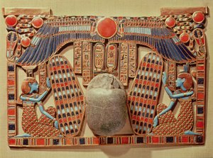 Pectoral dekorerad med den bevingade skaraben skyddad av Isis och Nephthys, från Tutankhamons grav (ca 1370-52 f.Kr.) New Kingdom (guld cloisonne och glaspasta)
