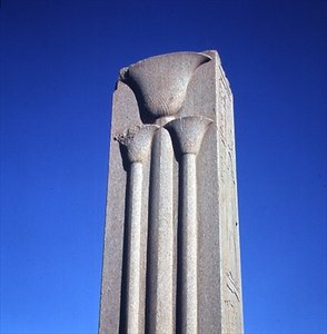 Pelare dekorerad med stiliserade lotusväxter, från komplexet Great Temple of Amun, New Kingdom (se även 59219)