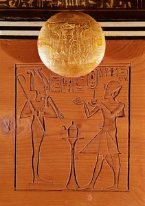 Bärbar kista, detalj av Tutankhamon (ca 1370-1352 f.Kr.) som ger ett erbjudande till Osiris, från Tutankhamons grav, Nya kungariket (ebenholts, elfenben, trä och brons) av Egyptian 18th Dynasty