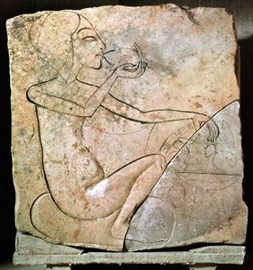 Relief föreställande en prinsessa som äter en rostad anka, från norra palatset i Tell El-Amarna, New Kingdom, ca 1353-1337 f.Kr. (kalksten)