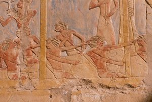 Relief föreställande män som ror på en båt, vägg dekorerad för att hedra gudinnan Hathor, detalj, från Hatshepsuts bårhustemplet (ca 1503-1482 f.Kr.) Nya kungariket (målad kalksten)