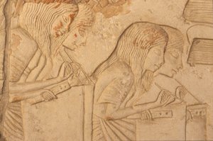 Relief som visar skriftlärda i arbete, från Horemhebs grav (ca 1323-1295 f.Kr.) New Kingdom (väggmålning) (detalj av 218338) av Egyptian 18th Dynasty