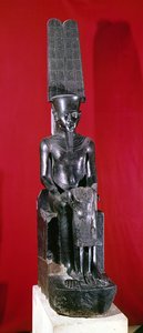 Sittande staty av guden Amon som skyddar Tutankhamon, Nya kungariket, ca 1336-1327 f.Kr. (granit)