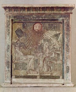 Stela föreställande Aten som ger liv och välstånd åt Amenophis IV (Akhenaten) (ca 1352-1336 f.Kr.), hans fru, Nefertiti och tre av deras döttrar, från Tell el-Amarna, Nya kungariket, ca 1353-1337 f.Kr.