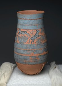 Droppformad vas med målade mönster av jungfrur, kor och träskväxter, New Kingdom, ca 1390-1353 f.Kr. (målad terrakotta) av Egyptian 18th Dynasty