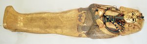 Kungens innersta kista, från Tutankhamons grav (ca 1370-1352 f.Kr.) Nya kungariket (guld inlagt med halvädelstenar) (för detaljer se 343642)