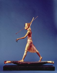 Tutankhamun (C.1370-1352 f.Kr.) Harpunaren, från Tutankhamons grav, Nya kungariket (förgyllt trä) (se även 3977 & 120779)