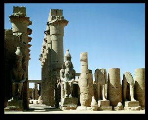 Kolosser av Ramses II (ca 1279-1213 f.Kr.) och Amenophis III:s pylon (1403-1365 f.Kr.), i Peristyle Court