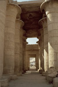 Kolumner med papyrusskaft och lotushuvudstäder i Great Hypostyle Hall, New Kingdom