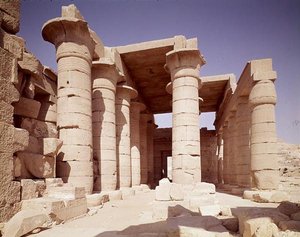 Kolumner med papyrusskaft och lotushuvudstäder i Great Hypostyle Hall, New Kingdom