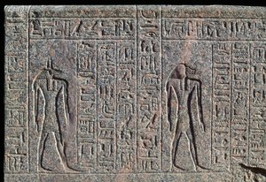 Avbildning av Anubis, detalj av inskription och relief av Anubis och en annan gud, Amenhoteps sarkofag, Memfis, Egypten, Nya riket, XIX:e dynastin av Egyptian 19th Dynasty