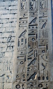 Detalj av obelisk i rosa granit, höjd 25 meter, beställd av Ramses II, Amontemplet, Karnaktempelkomplexet, Luxor, Thebe (UNESCO:s världsarvslista) av Egyptian 19th Dynasty