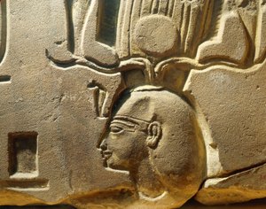 Egypten, Luxor, Antika Thebe, Assasifdalen, fragment av relief föreställande Ramses II och kartuscher av Egyptian 19th Dynasty