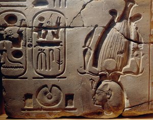 Egypten, Luxor, Antika Thebe, Assasifdalen, fragment av relief föreställande Ramses II och kartuscher av Egyptian 19th Dynasty