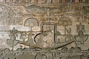 Egyptiska antiken: vy av relieferna som representerar processionen av den heliga båten, Memorial Temple tillägnat farao Ramses II (1279-1213 f.Kr.), Ramasseum-platsen (Ramesseum) i Luxor, Egypten. av Egyptian 19th Dynasty