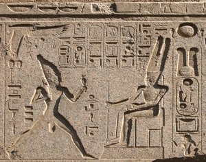 Egyptisk antikvitet: detalj av arkitraven dekorerar representationen av farao Ramses II som hedrar guden Amon och hieroglyfer, tempel för farao Ramses II (1292-1186 f.Kr.) i Luxor. East Bank (Thebe), Egypten av Egyptian 19th Dynasty
