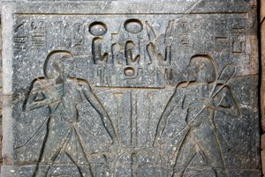 Egyptisk antikvitet: detalj av basen av statyn av farao Ramses II (1292-1186 f.Kr. som representerar föreningen av övre och nedre Egypten. Luxors tempel. Östbanken (Thebe), Egypten av Egyptian 19th Dynasty